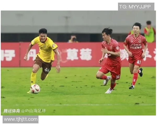 武汉足球队的转型之路:城市联赛中的崛起与挑战解析 武汉足球队的转型之路:城市联赛中的崛起与挑战解析